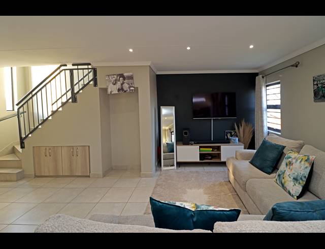 4 BEDROOM HOUSE FOR SALE IN COSMO CITY